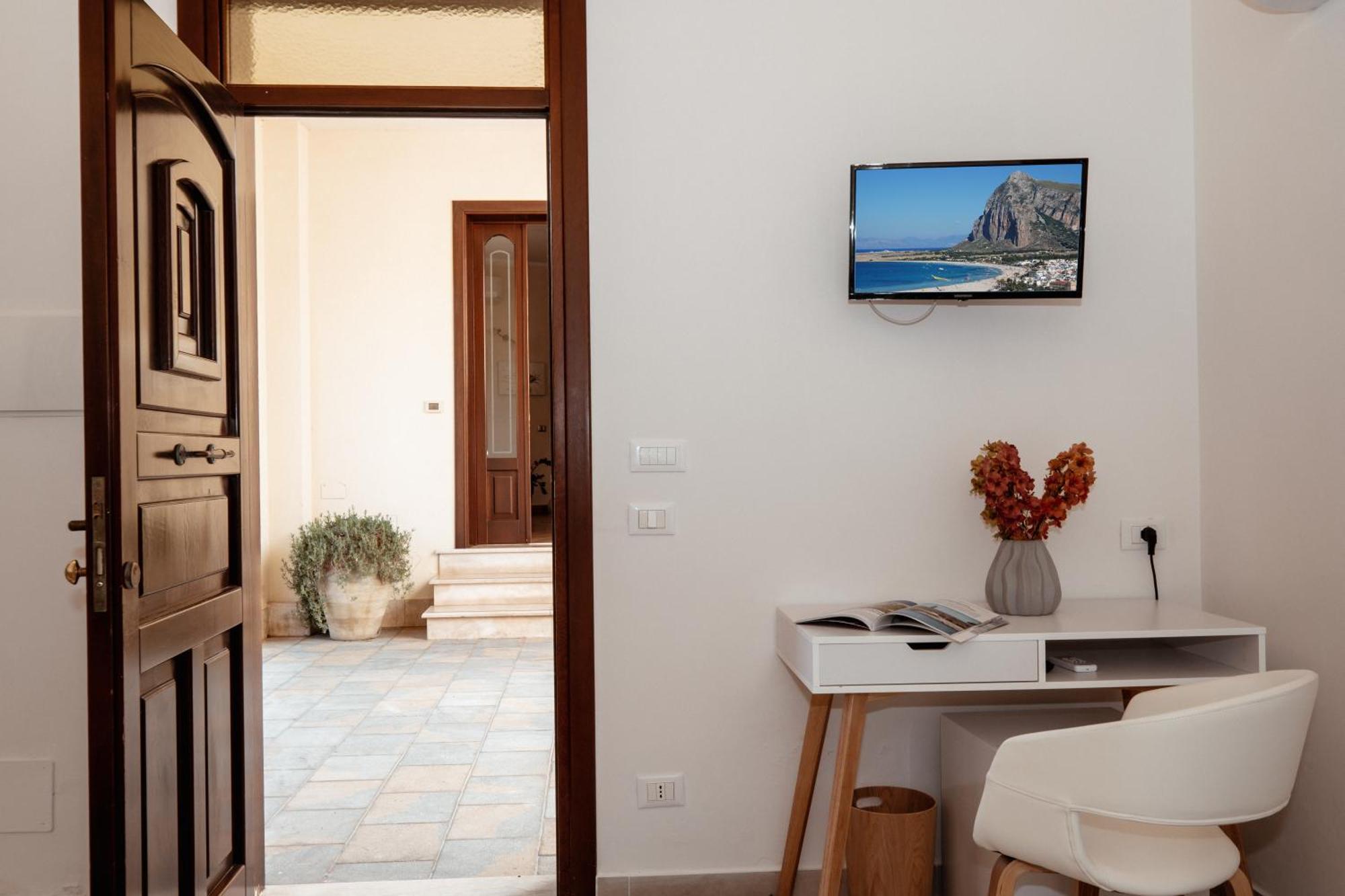 Cala Di Ponente Hotel Castelluzzo Exterior photo